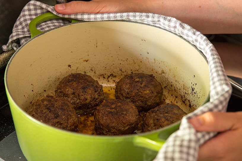 braadpan met ouderwetse Hollandse gehaktballen